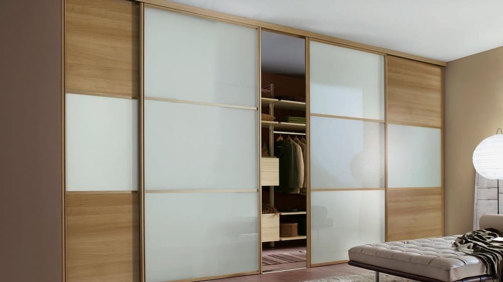 Cameră de dressing mică - Folosește ușile glisante. Sursa: homebase.co.uk