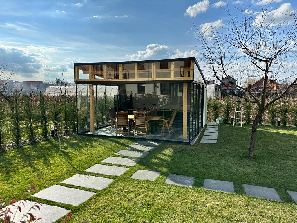 Foișor de vis dotat cu sistem de închidere terasă cu geamuri glisante GEMINI de la Rom Decor