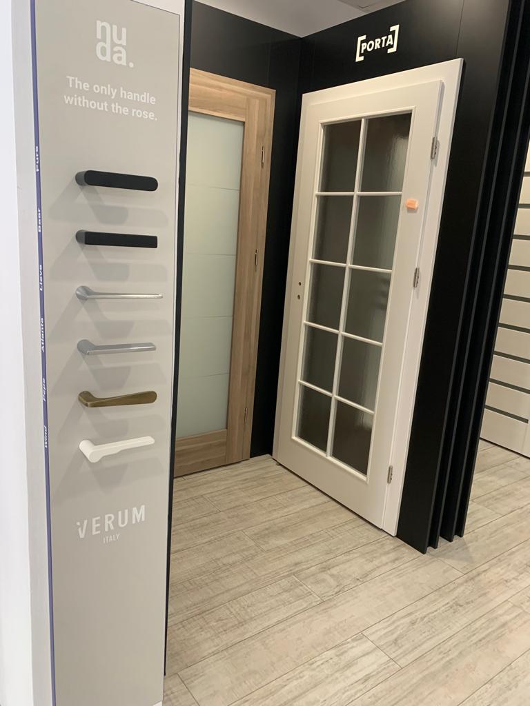 Mânerele pentru uși fără rozetă Verum în showroom-ul Rom Decor