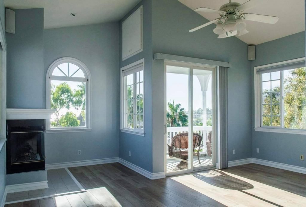 Asortare usi de interior albe cu parchet in tonuri deschise de maro