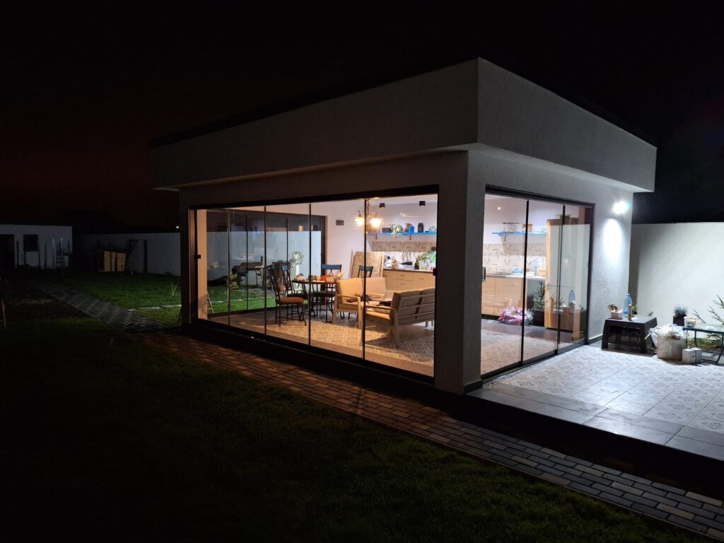 Dotarea bucătăriei de vară cu sistem de închidere terasă GEMINI cu geamuri glisante din sticlă securizată