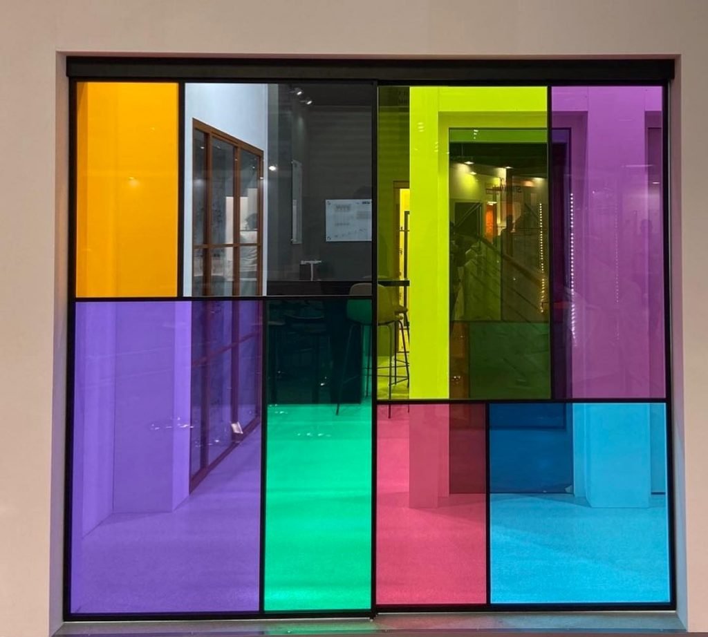 compartimentare cu pereti de sticla colorata