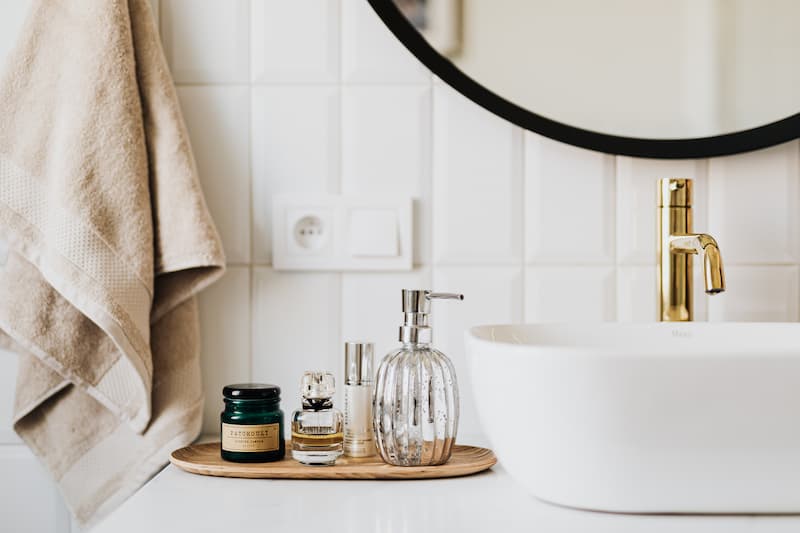 Amenajarea unei băi mici: Cum organizăm o baie mică? Photo: Photo by Karolina Grabowska: https://www.pexels.com/photo/set-of-skin-care-products-in-contemporary-bathroom-4239013/