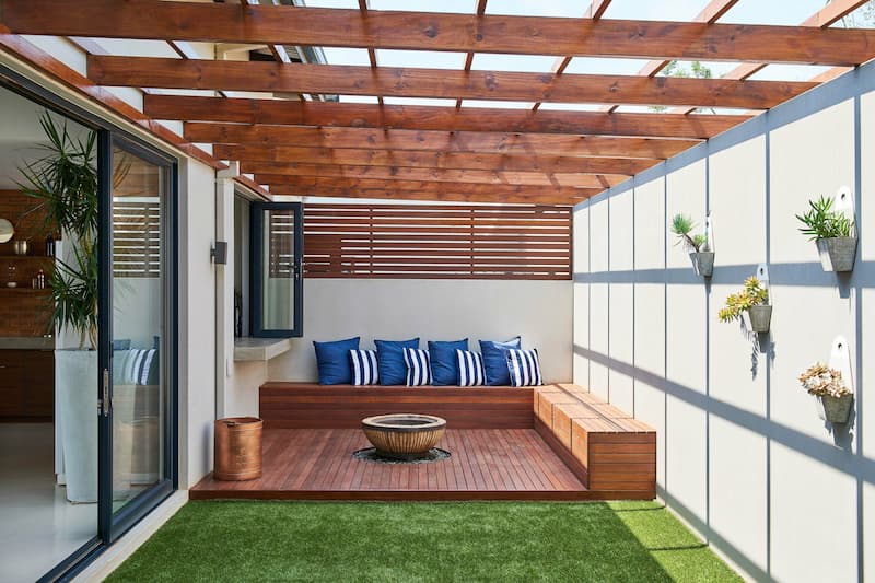 O terasă deschisă lipită de casă . Sursa: https://www.thisoldhouse.com/patios/22650246/pergola-ideas