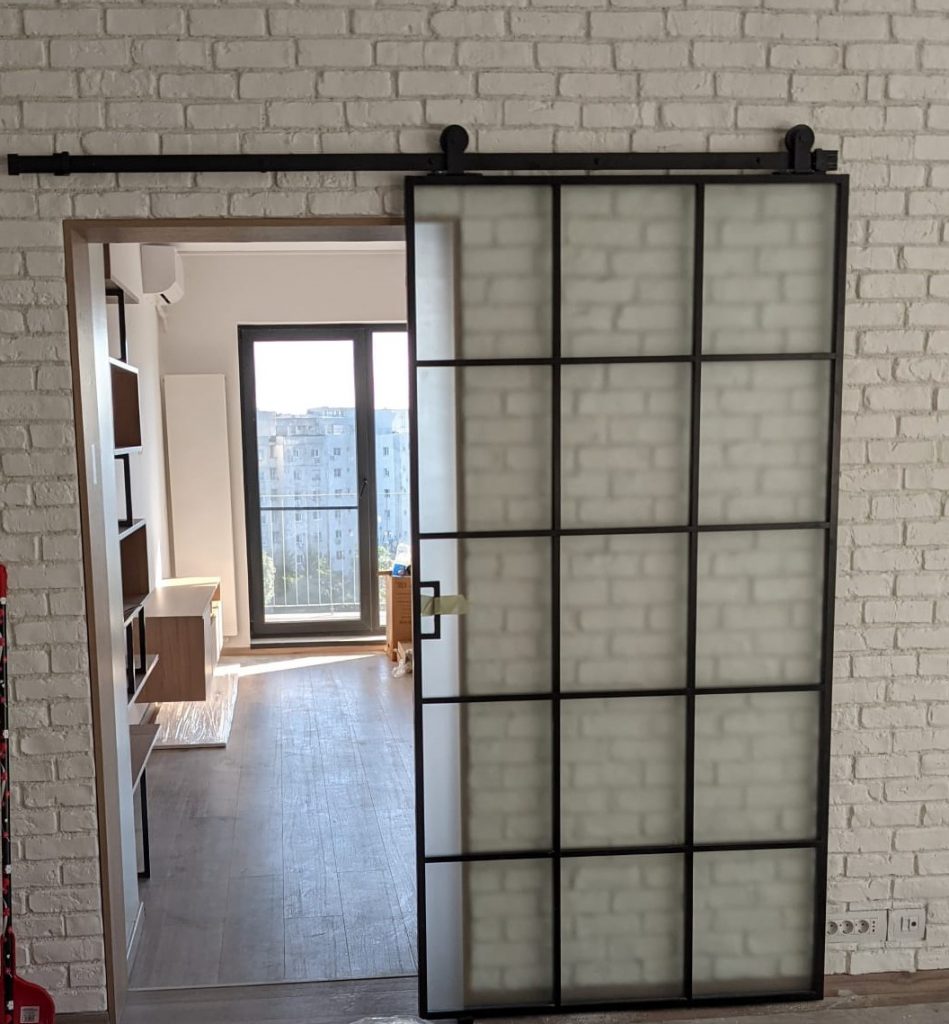 Modele de uși pentru bucătărie: Ușă glisantă din sticlă