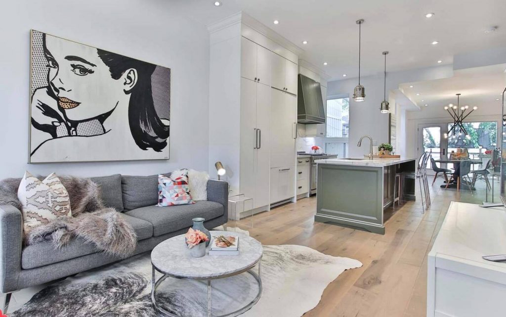 Asortare uși albe cu parchet laminat bej