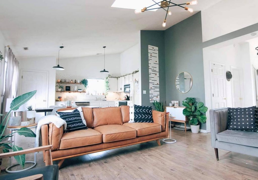 Asociere uși albe cu parchet stejar 