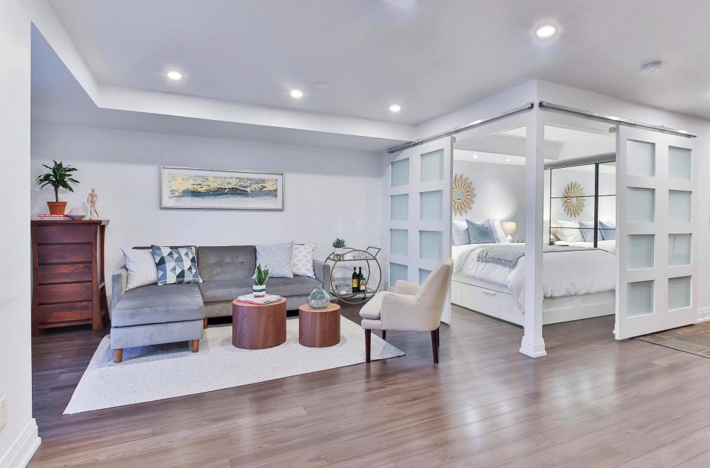  usi albe cu parchet stejar deschis